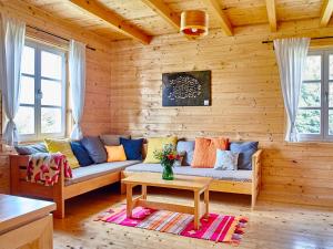 uma sala de estar com um sofá numa cabana de madeira em Holiday Homes Vita Natura em Rakovica