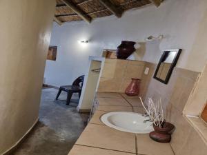 een badkamer met een wastafel in een kamer bij Out of Africa Lodge in Hartbeespoort +98 foto's