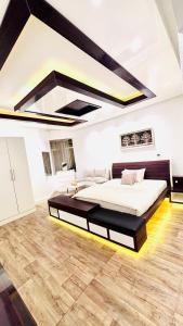 ein Schlafzimmer mit einem großen Bett in einem Zimmer in der Unterkunft La Vista Home Stay with Parking in Ajman 