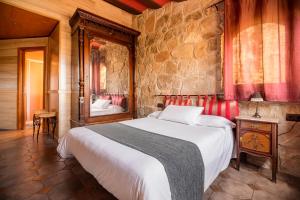 Postel nebo postele na pokoji v ubytování Fortaleza Medieval La Manyosa + 116 fotografií