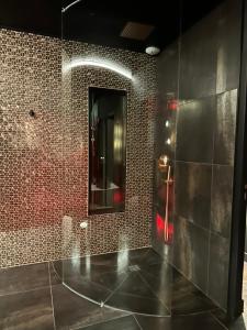 Koupelna v ubytování Spa privé XXL dans cave Voûtée - Suite Luxe Romantique