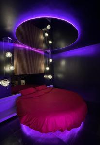 Postel nebo postele na pokoji v ubytování Spa privé XXL dans cave Voûtée - Suite Luxe Romantique + 9 fotografií