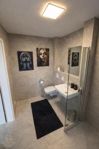 Koupelna v ubytování Modernes Apartment mit Balkon und Tiefgarage Toplage Paderborn