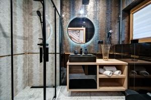 Et badeværelse på Domki pod Grapą TWIN & JAKUZZI DELUXE & Willa pod Grapą + 79 billeder