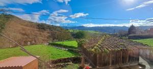 ein kleines Haus mit Dach auf einem grünen Feld in der Unterkunft Casa América in Labra