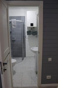 Et badeværelse på Green Hill Apartments