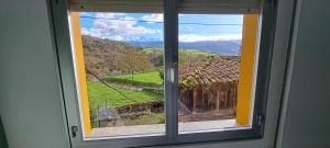 ein Fenster mit Bergblick in der Unterkunft Casa América in Labra + 7 Fotos