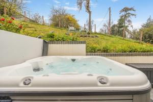 een wit bad bovenop een tuin bij 1 Bed in Montgomery oc-w33744 in Montgomery