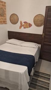 una camera da letto con un letto con due pesci sul muro di Espaço Odara Suites com cozinha compatilhada a Parati Altre 14 foto