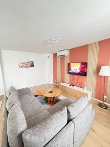 een woonkamer met een bank en een tafel bij Le cocon auvergnat in Lapalisse