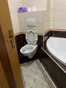 Et badeværelse på Golden Lilly Apartment