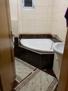 Et badeværelse på Golden Lilly Apartment