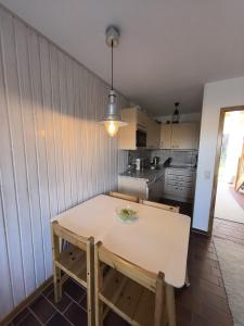 a kitchen with a white table in a room at Auszeit am Feldrand in Lensahn