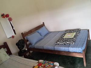 una piccola camera da letto con un letto con una coperta zebrata di Pousada do macuco a São João Batista do Glória