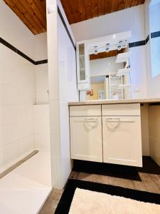 ein weißes Badezimmer mit Waschbecken und Spiegel in der Unterkunft Red Room in Schottwien