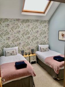 En eller flere senge i et værelse på The Cow Shed, Sandbeck Farm, Wetherby