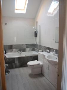 Et badeværelse på The Cow Shed, Sandbeck Farm, Wetherby + 23 billeder