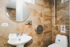 a bathroom with a sink and a toilet at Hotel El Descanso in Fusagasuga