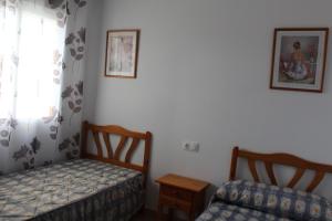 sypialnia z 2 łóżkami i oknem w obiekcie Molino Blanco w mieście Torrevieja