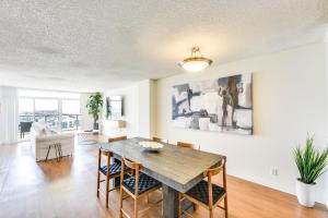 een eetkamer met een houten tafel en stoelen bij The Electric Blue Abode, Oceanside in Los Angeles