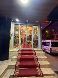 una scala rossa sul tappeto di fronte a un negozio di Avrupa Palace Hotel ad Avcılar