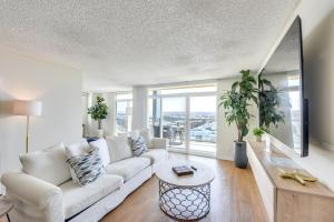 een woonkamer met een witte bank en een tafel bij The Electric Blue Abode, Oceanside in Los Angeles