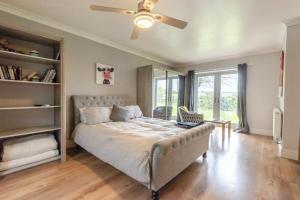 een slaapkamer met een bed en een plafondventilator bij 5 Bed in Utterby oc-t34067 in Fotherby