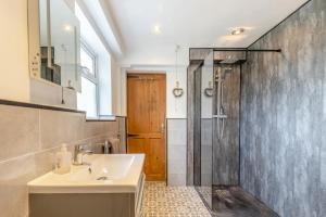 een badkamer met een wastafel en een douche bij 5 Bed in Utterby oc-t34067 in Fotherby +21 foto's