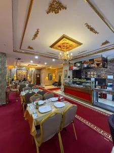 un ristorante con tavoli e sedie in una stanza di Avrupa Palace Hotel ad Avcılar