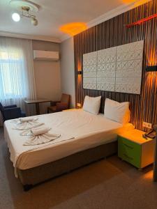 una camera da letto con un letto grande in una stanza di Avrupa Palace Hotel ad Avcılar