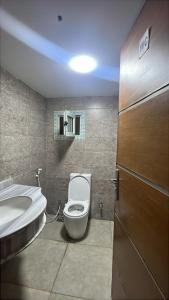 een badkamer met toilet en wastafel bij Middle East pyramids veiw &spa in Caïro