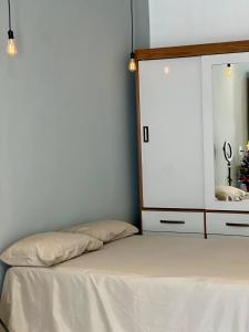 En eller flere senge i et værelse på Stúdio Prox Centro Garagem Privado