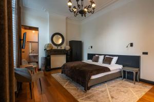 een slaapkamer met een groot bed en een kroonluchter bij Civiltà Boutique in Antwerpen +10 foto's