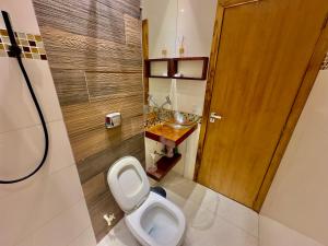 Et badeværelse på Stúdio Prox Centro Garagem Privado + 18 billeder