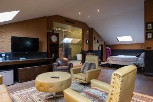 een woonkamer met meubilair en een flatscreen-tv bij Civiltà Boutique in Antwerpen