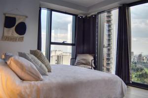 Postel nebo postele na pokoji v ubytování Country Club 1BR KingSize Bed with Air Conditioner & Amazing Views + 43 fotografií