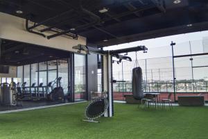 Fitness centrum a/nebo fitness zařízení v ubytování Country Club 1BR KingSize Bed with Air Conditioner & Amazing Views