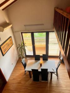 een kamer met een tafel, stoelen en een trap bij TopHill Villa in Kratovo