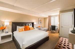 Giường trong phòng chung tại Living Water Resort & Spa