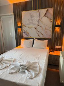 una camera da letto con un letto e un accappatoio. di Avrupa Palace Hotel ad Avcılar Altre 33 foto