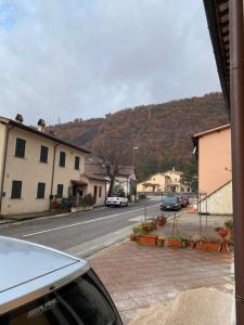 een straat met auto's aan de kant van de weg bij Casa Rasiglia 2 in Casenove +8 foto's