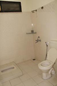 Rahath Home في حيدر أباد: حمام أبيض مع مرحاض ومغسلة +14 صورة