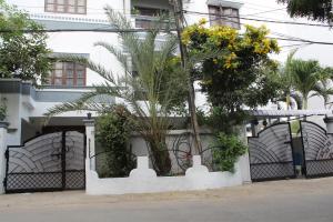 Rahath Home في حيدر أباد: مبنى أبيض ذو بوابة مزينة بالأشجار والزهور