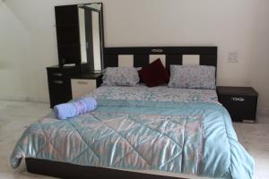 Rahath Home في حيدر أباد: غرفة نوم بسرير كبير عليها شراشف ووسائد زرقاء