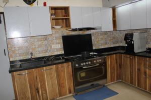 Rahath Home في حيدر أباد: مطبخ مع موقد ومغسلة