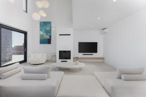 TV a/nebo společenská místnost v ubytování Santorini Vinery Mansion