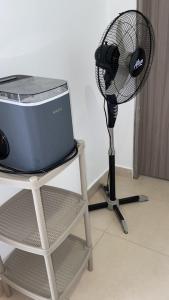 ein Ventilator und ein Stuhl mit einem Laptop und einem Ventilator in der Unterkunft Casa campestre Hotel Trankilandia in Rivera