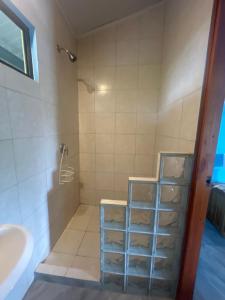 Un baño con ducha con estantes y lavabo. en Hostal Casa Las Lajas, en Las Lajas 36 fotos más