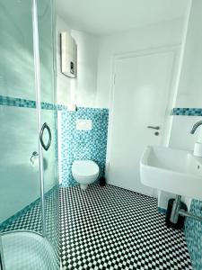 ein Badezimmer mit Dusche, Waschbecken und Toilette in der Unterkunft Altstadt Apartment Deluxe 2 in Haltern + 13 Fotos