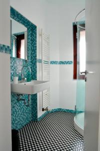 ein Badezimmer mit Waschbecken, Dusche und Toilette in der Unterkunft Altstadt Apartment Deluxe 2 in Haltern